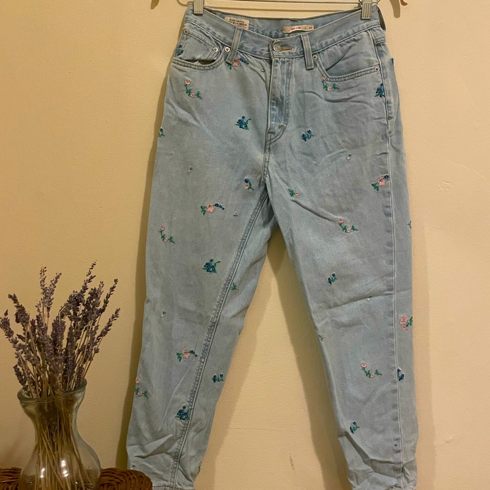 Levi’s Mom jeans with embroidered flowers - size 29